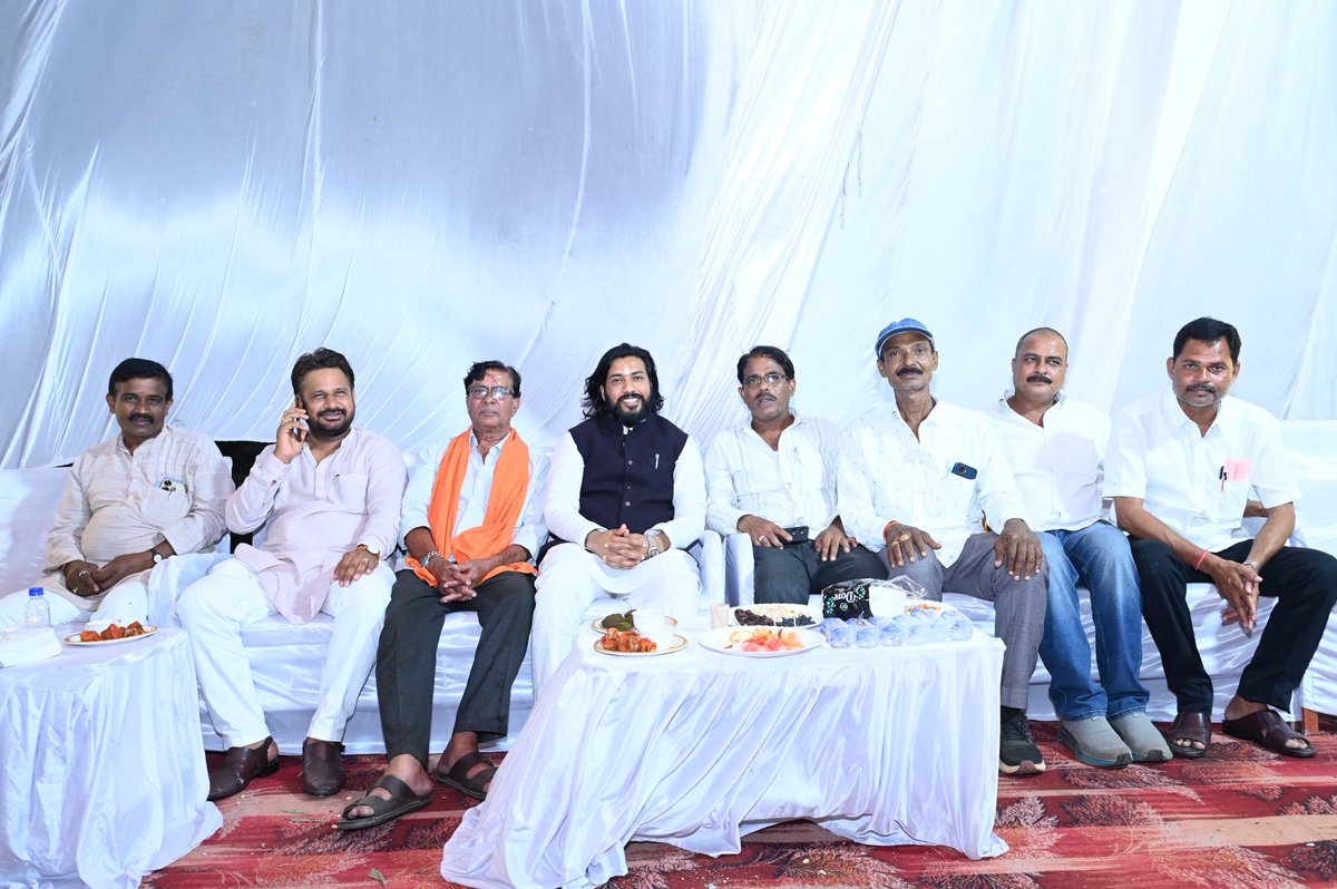 Khushwantguru's tweet photo. उपलक्ष्य मैरिज हॉल, रायपुर में सहायक जिला सांख्यिकी अधिकारी श्री अशोक कुमार वर्मा जी के सुपुत्री सौ.का. श्रद्धा संग चि. देवप्रकाश के विवाह समारोह में शामिल होकर वर - वधु को नव दाम्पत्य जीवन में प्रवेश की बधाई एवं मंगलकामनाएं प्रेषित की।

परम् पूज्य गुरु घासीदास बाबा जी का पावन आशीर्वाद नवयुगल पर सदैव बना रहे। उनका वैवाहिक जीवन सुख, शांति, समृद्धि और आपसी प्रेम से परिपूर्ण हो, यही कामना है।