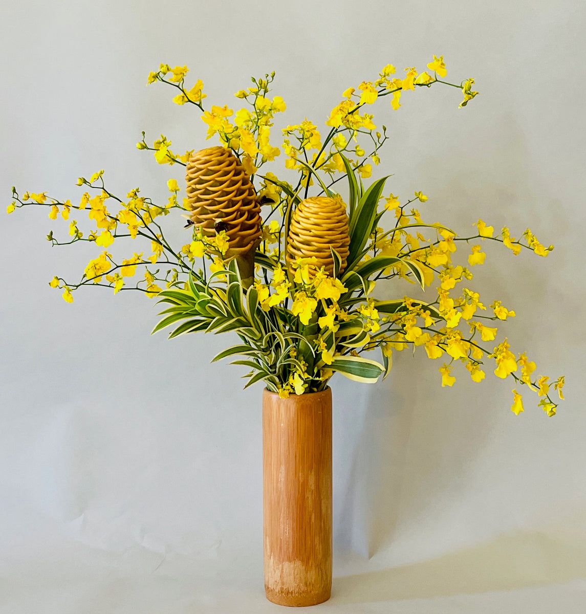 mauifloral's tweet photo. A bright ray of Aloha, fresh from Maui ☀️ The Sunshine Bouquet includes yellow Oncidium Orchids and Beehive Ginger. Delivered in a gift box, just trim the stems and place them in your favorite container. https://t.co/XzYBRlpYrC https://t.co/ceqG6EWuHA