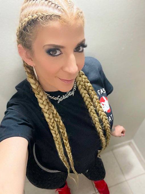 Sara Jay SFW Official - Saturday = do what makes you smile 😌 Spending time with my Granite makes me smile! What are some things that make YOU smile? https://t.co/meXfH0ti4N