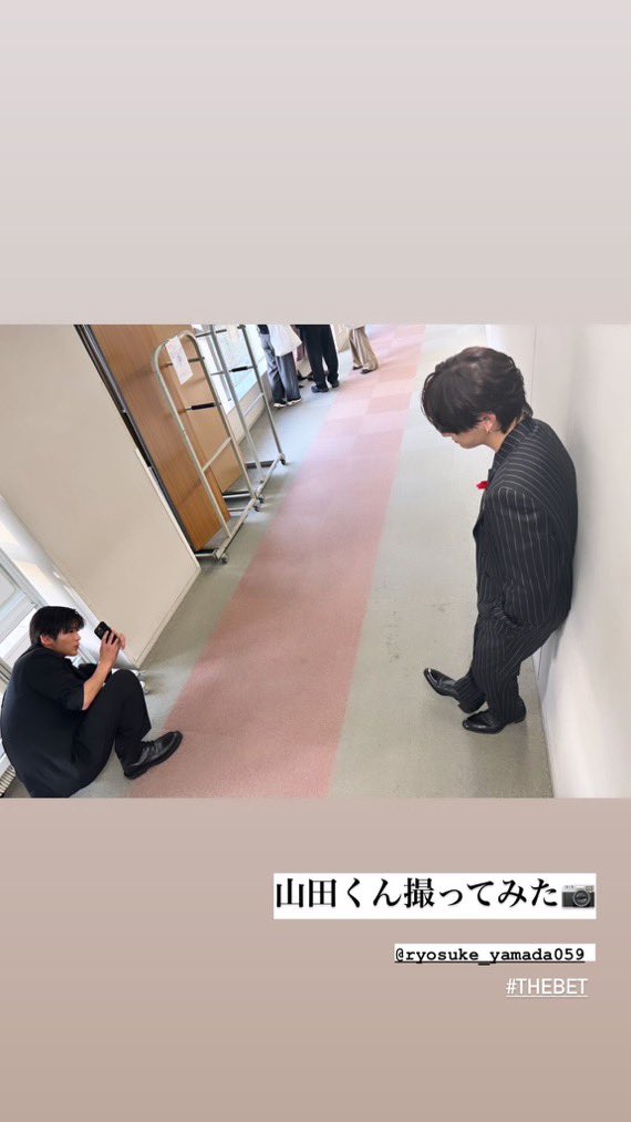 hex6u's tweet photo. 山田涼介を180センチあるかのように撮ってくれる目黒蓮を全国の彼氏・旦那は見習って欲しい https://t.co/G5f8LXr52M