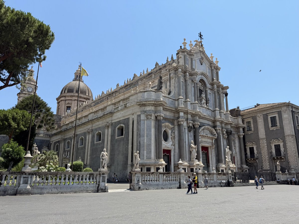 hikingshawty's tweet photo. today i walked seven miles around catania, sicily, and i had pizza for dinner <3 https://t.co/fQ7zk5xCrO