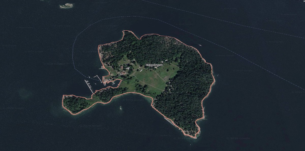 Dempaslotteborn's tweet photo. Historien om kursgården Nässlingen i Stockholms skärgård är ett av de mest talande exemplen i modern tid på svenskt "pampvälde" och fackligt maktmissbruk. Det som var tänkt att vara en naturskön rekreationsplats för slitna byggnadsarbetare förvandlades i stället till en scen för facktopparnas gratisfester och slutade i ett totalt ekonomiskt och moraliskt haveri.

Här är en genomgång i skandalen kring Nässlingen, den strukturella korruptionen och hur facket till slut tvingades ge upp sin skärgårdsdröm.

1. Arbetarrörelsens skärgårdsdröm
Nässlingen är en vacker ö belägen i den mellersta skärgården, strax norr om Ljusterö. Ön ägdes och drevs av Bygg-Ettan, den överlägset största avdelningen inom fackförbundet Byggnads, som representerar byggnadsarbetare i Stockholm och på Gotland.

Tanken med Nässlingen speglade folkhemmets och fackföreningsrörelsens guldålder: Byggnadsarbetare, som slet hårt fysiskt och ofta saknade egna sommarstugor, skulle ha tillgång till en egen ö för vila, rekreation och fackliga utbildningar. Det var en symbol för fackets kollektiva styrka.

2. Spritfesterna och DN:s avslöjande (2006)
Det monumentala haveriet briserade i september 2006. Genom en granskning i Dagens Nyheter avslöjades det att Bygg-Ettans styrelse och högsta ledning under flera års tid hade använt Nässlingen som sin egen privata festlokal – helt på medlemmarnas bekostnad.

Gratis lyx: Facktopparna hade åkt ut till Nässlingen för att fira midsommar, äta extravaganta julbord och arrangera privata fisketurer. Notan för mat, logi och enorma mängder alkohol togs inte ur deras egna plånböcker, utan skickades rakt in i fackets kassa.

Hundratusentals kronor: Granskningen visade att festerna hade kostat medlemmarna hundratusentals kronor. Personalen på anläggningen hade vid upprepade tillfällen slagit larm internt och klagat på att ledningen "bjöd sig själva" på anläggningens (och därmed medlemmarnas) resurser.

När DN konfronterade Bygg-Ettans dåvarande ordförande, socialdemokraten Torgny Johansson, erkände han öppet att han firat midsommar på ön i femton år i rad och i regel aldrig betalat för sig.

3. Den "eventuella korruptionen"
När man talar om korruption i fallet Nässlingen handlar det inte om externa företag som mutat fackpampar för att få byggkontrakt, utan om intern förskingring och moralisk korruption.

Trolöshet mot huvudman: Ur ett juridiskt och organisatoriskt perspektiv utreddes saken som misstänkt förskingring och oegentligheter. Att förtroendevalda använder medlemsavgifter (pengar inbetalda av byggnadsarbetare som betalar för facklig trygghet) till privat lyxkonsumtion är typexemplet på strukturell korruption.

Pampväldet: Skandalen bekräftade den värsta nidbilden av facket: En isolerad elit som predikade solidaritet och jämlikhet utåt, men som inåt ansåg sig stå över reglerna och hade tappat all kontakt med golvet.

4. Huvudena rullar
Avslöjandet ledde till en massiv förtroendekris inom Byggnads. Gräsrötterna och de vanliga medlemmarna rasade över hur deras inbetalda avgifter hade använts.

På ett stormigt representantskapsmöte i slutet av oktober 2006, där valda ombud från olika sektioner deltog, var kritiken mot ledningen skoningslös. Trycket blev till slut för stort. Bygg-Ettans ordförande Torgny Johansson tvingades avgå i förtid och lämna sitt uppdrag på grund av oegentligheterna på kursgården.
5. Haveriet och den slutgiltiga kapitulationen (2014)
Skandalen 2006 blev början på slutet för fackets era på Nässlingen.

Förtroendet var skadat, och anläggningen visade sig vara extremt kostsam att driva på ett lagligt och korrekt sätt. Utan de osunda subventionerna och den interna festkulturen blödde verksamheten pengar. Byggnads konstaterade torrt att "vi fick inte Nässlingen att gå runt" och erkände att man saknade kompetensen att driva en modern konferensanläggning i skärgården.
Haveriet var ett faktum. Anläggningen bommades igen och stod helt tom och övergiven i tre års tid.

Våren 2014 tvingades Byggnads till slut att kasta in handduken. Facket sålde ön till två privata entreprenörer (Johan Pedersen och Virva Kuusela). De nya ägarna renoverade anläggningen, byggde ut gästhamnen och öppnade ön för allmänheten som ett kommersiellt skärgårdshotell med restaurang.
Sammanfattning

Nässlingen är ett stycke mörk facklig historia. Det är berättelsen om hur en vacker vision om arbetarnas rätt till semester och bildning korrumperades av maktfullkomlighet. Nässlingen står idag som ett monument över hur farligt det är för organisationer när makthavarna förlorar respekten för de medel de är satta att förvalta, och hur det fackliga "pampväldet" till slut raserade sin egen skärgårdsdröm.

(Long-Lat 59.484656, 18.674372)

https://t.co/kgjITFmwqc https://t.co/Lc5a5EVUe4
https://t.co/WgniGinxk3
https://t.co/iVBAeh8J97
https://t.co/97LJNmqAAX