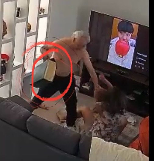 jorgegogdl's tweet photo. Por cierto en el video donde se ve al ex director de Pemex, Víctor Rodríguez pegarle a su mujer, se ve que el pleito comienza por un maletín verde, que él le quita de las manos una y otra vez y por eso le pega.

¿Qué tendrá adentro? https://t.co/iGhEesJ6rW