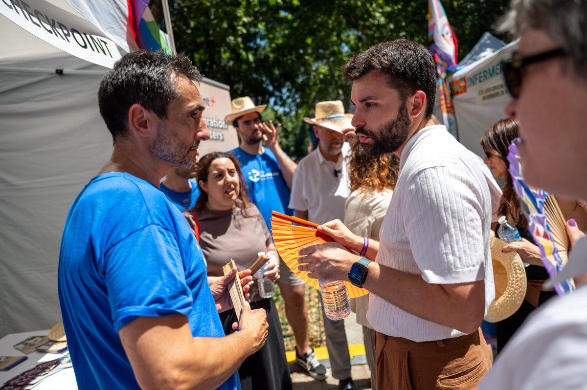 ricardfarin's tweet photo. Avui ha estat dia de sortir al carrer a reivindicar-nos i teixir xarxa amb entitats que treballen a diari pels drets de les persones LGBTI+. 

Aquesta també és la nostra Barcelona, l’orgullosa i diversa que ens permet avançar com a societat. https://t.co/DqjxkeIxcY