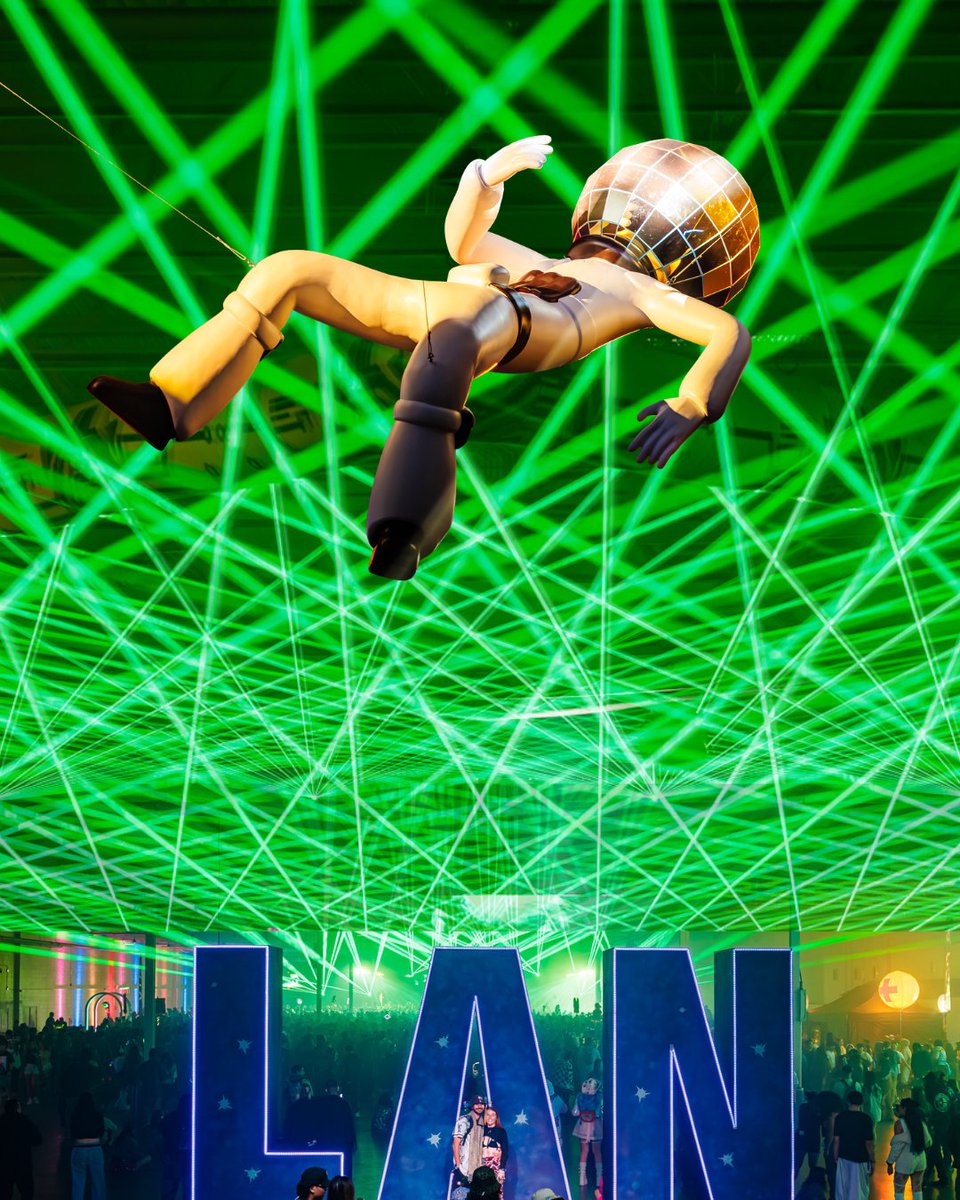 LightsAllNight's tweet photo. united under the laser-lit skies 🫶 https://t.co/n0zA9OTihE