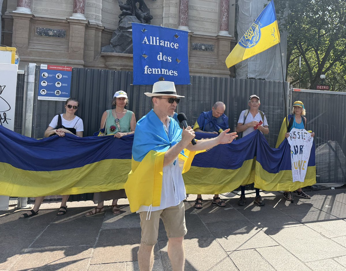 Fr_Bechieau's tweet photo. Rassemblés et toujours aussi déterminés, malgré la forte chaleur, à défendre et soutenir le peuple ukrainien ! Pour l’#Ukraine, pour l’#Europe, pour la Liberté et la Démocratie ! #StandWithUkraine️ #SlavaUkraïni #StopRussia @alliance_femmes @union_ukr_fr @MdpMouvement 🇺🇦🇫🇷🇪🇺🇺🇦 https://t.co/9dGETgqWJh