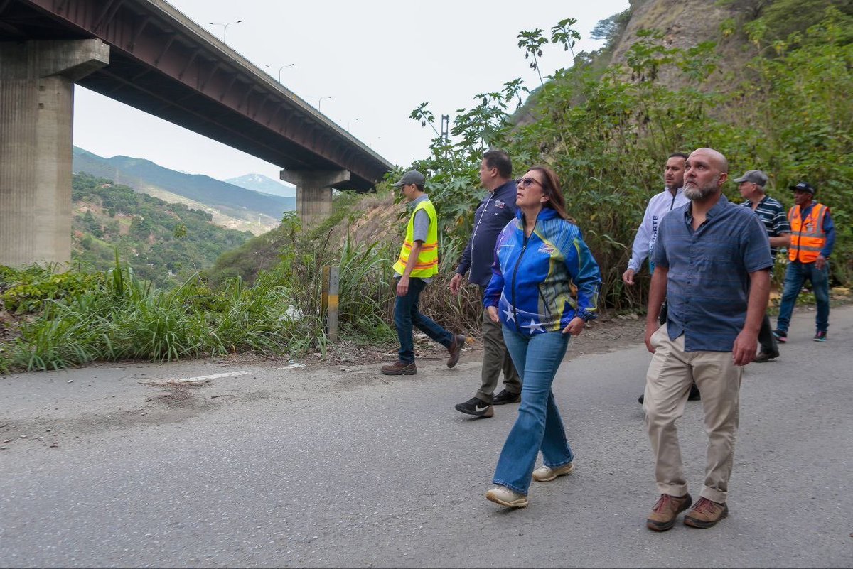 laey1's tweet photo. Esta foto de @JacquelinePSUV demuestra el estado de shock la incapacidad. Para la próxima al menos un casco y algún equipo de trabajo https://t.co/Se3kVLVumi