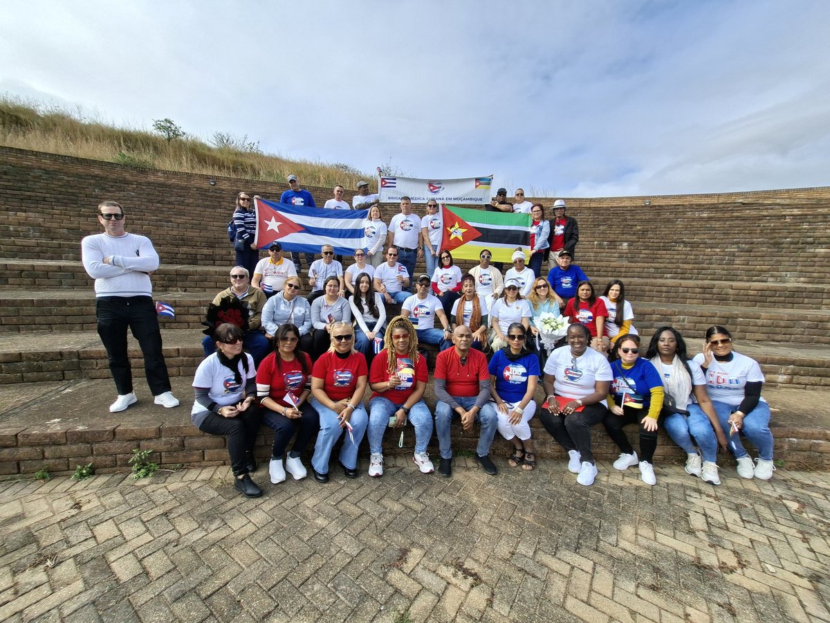 HenryLopezJi20's tweet photo. @CubacooperaMzb  rindió homenaje hoy en Mbuzini al Presidente Samora Machel y a los internacionalistas cubanos Dr. Enrique Betancourt Neninger y Dr. Ulises La Rosa Mesa. Ratificamos nuestro compromiso con el legado de solidaridad, amistad y cooperación.que une a  🇨🇺🤝🇲🇿 https://t.co/NSBoXRU0w6
