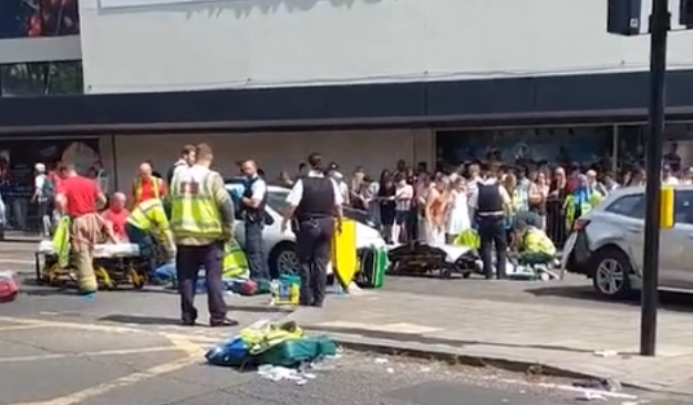 PolitlcsUK's tweet photo. 🚨 BREAKING: A 34-year-old Somalia-born British man has been arrested on suspicion of attempted murder after a car drove into multiple pedestrians in London https://t.co/3tvsRBySEl