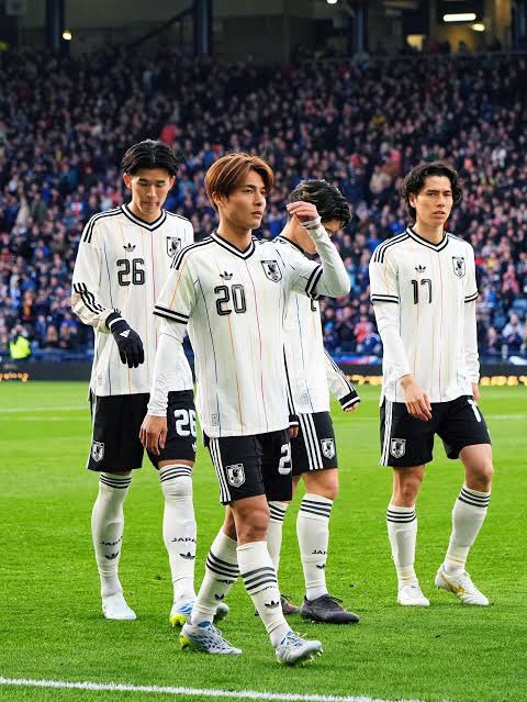 GUNNERNUMBER13's tweet photo. คอนเฟิร์ม ญี่ปุ่นจะใส่ชุดชุดเยือน สีขาว 🇯🇵🔥 เจอกับ บราซิล ในวันจันทร์นี้ 

โคตรเท่และสวยมาก เสื้อเยือนตัวนี้ ด้วยความที่ logo Adidas แบบ90S style เป็นอะไรที่คลาสสิค  (มองไกลๆนึกว่าเยอรมัน😅) https://t.co/h6h4U0yULY