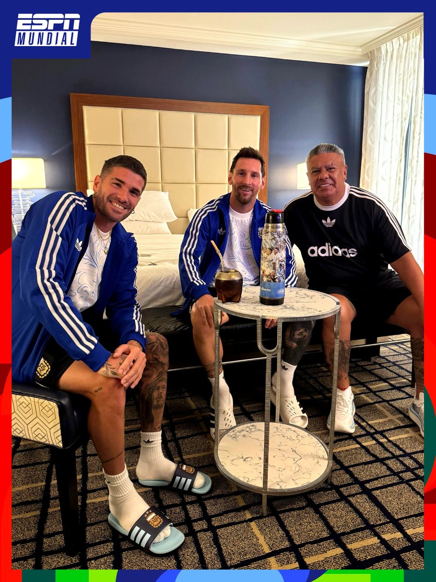 ESPNArgentina's tweet photo. 🧉✅ LA CÁBALA DE SIEMPRE: Lionel Messi, Rodrigo de Paul, Chiqui Tapia y unos mates antes del duelo entre Argentina y Jordania por el cierre de la fase de grupos en el Mundial 2026.

¿Y ustedes? ¿Tienen cábalas? ¿Cuáles?

#ESPNMundial

📺 Mirá los mejores partidos de la #FIFAWorldCup por ESPN, en el Plan Premium de #DisneyPlus