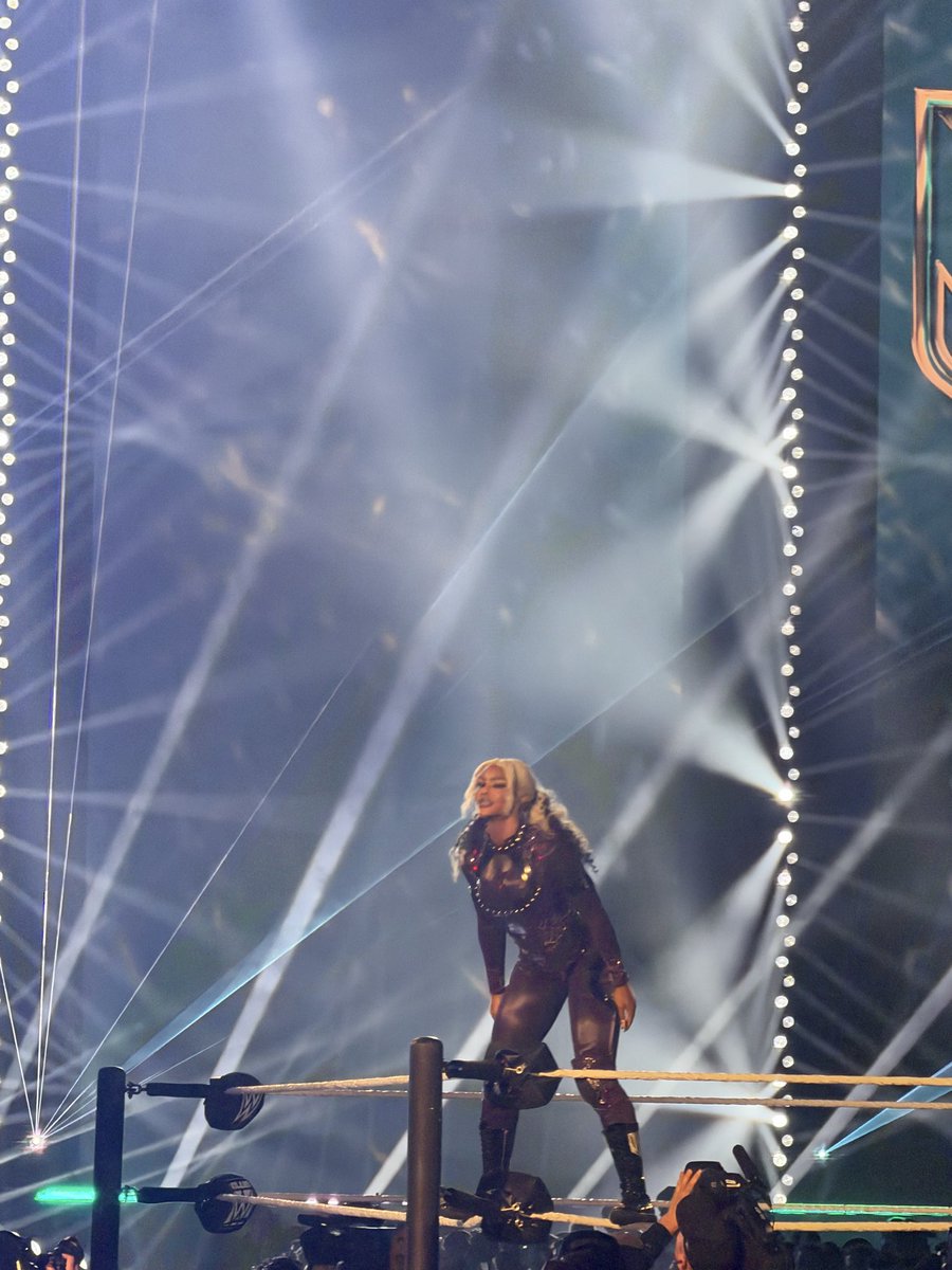 SakuFChan's tweet photo. #WWENOC 🔥🔥🔥 https://t.co/S306XYgsHl