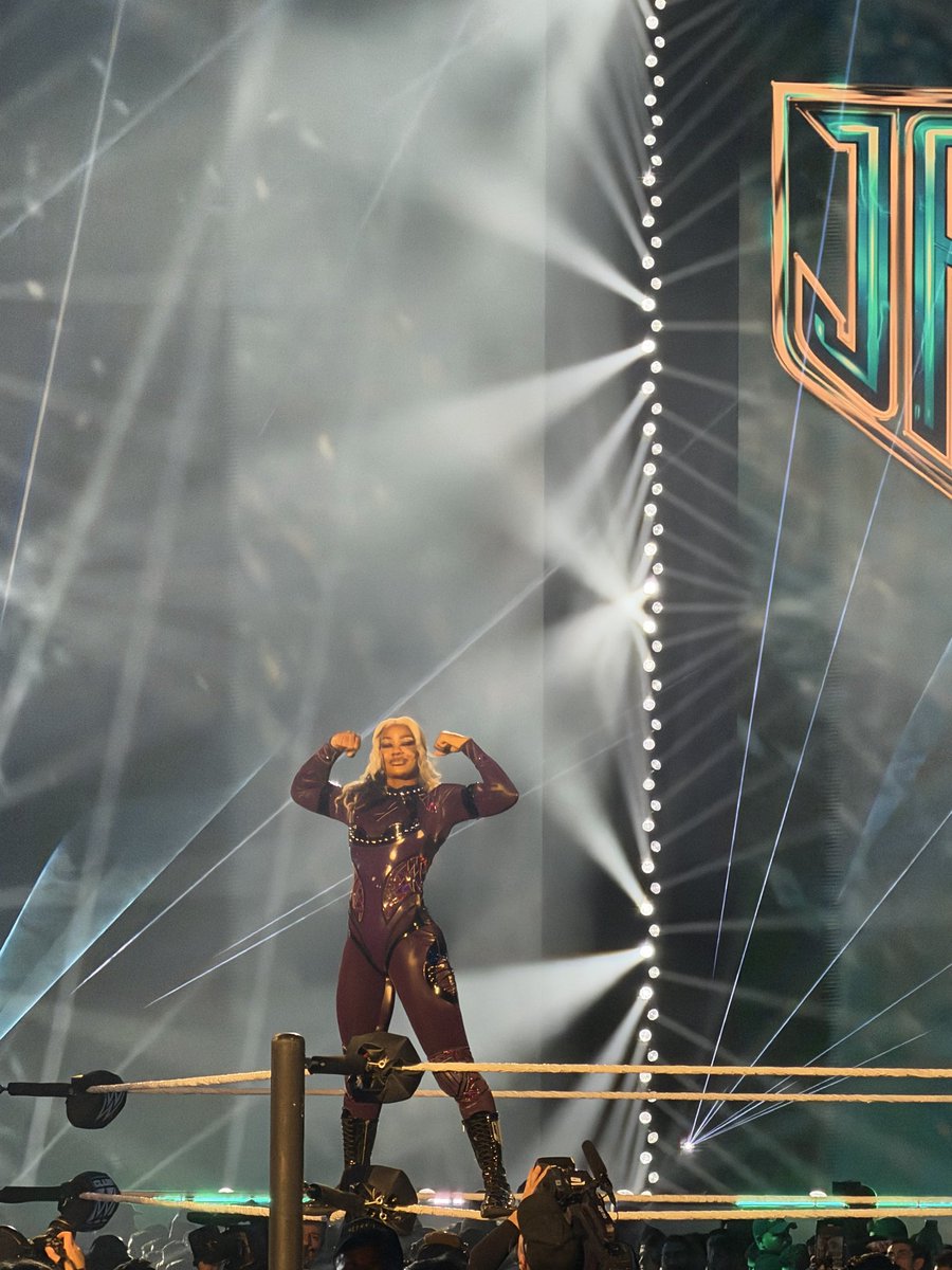 SakuFChan's tweet photo. #WWENOC 🔥🔥🔥 https://t.co/S306XYgsHl