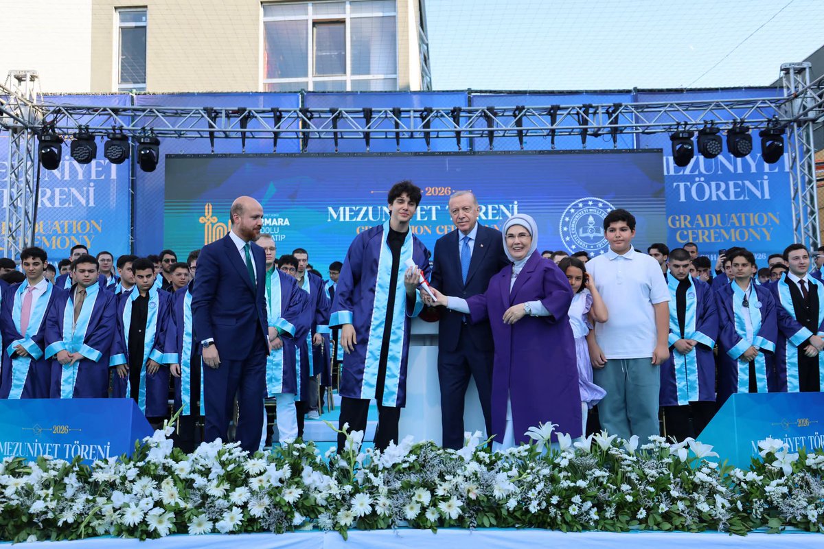 blkebl's tweet photo. Cumhurbaşkanı Recep Tayyip Erdoğan, İstanbul Ticaret Odası Marmara Anadolu İmam Hatip Lisesi Mezuniyet Töreni’ne katılarak torunu Ömer Tayyip Erdoğan’a diplomasını takdim etti. https://t.co/3E99T8oye0