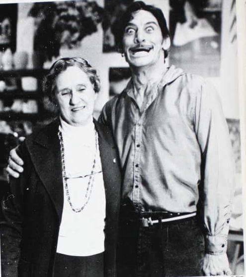 jimvarneybook's tweet photo. 📸 Jim Varney and his high school drama teacher, Thelma Beeler.

As I quoted Jim in a newspaper article featured in my book:

"She hung in there with me, and we won drama awards left and right." https://t.co/vk4hOZoFDp