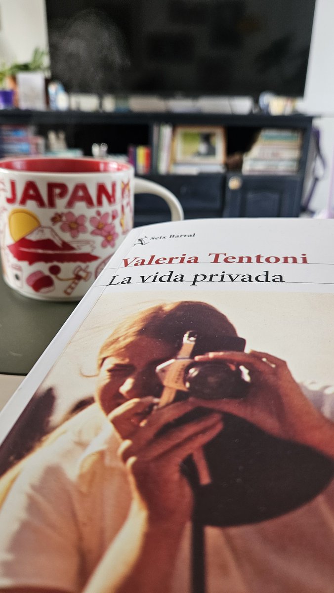 soleleonardi's tweet photo. El olorcito a libro nuevo mezclado con café o como ser feliz un sábado gris de junio ✨️ https://t.co/IgFhljCqGg