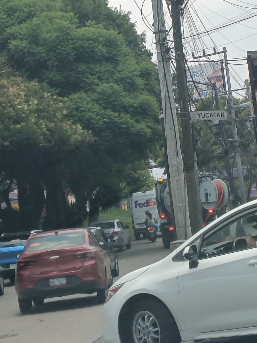 esromeo's tweet photo. @SSPCMexico @SSC_CDMX @C5_CDMX @OVIALCDMX @UCS_GCDMX #caos total #URGE TRANCITO UN  CAMION BLOQUEANDO UN CARRIL EN
Av. Río Churubusco 19, Aculco, Iztapalapa, 09410 esquina. Yucatán https://t.co/KB1GgY9ZzT