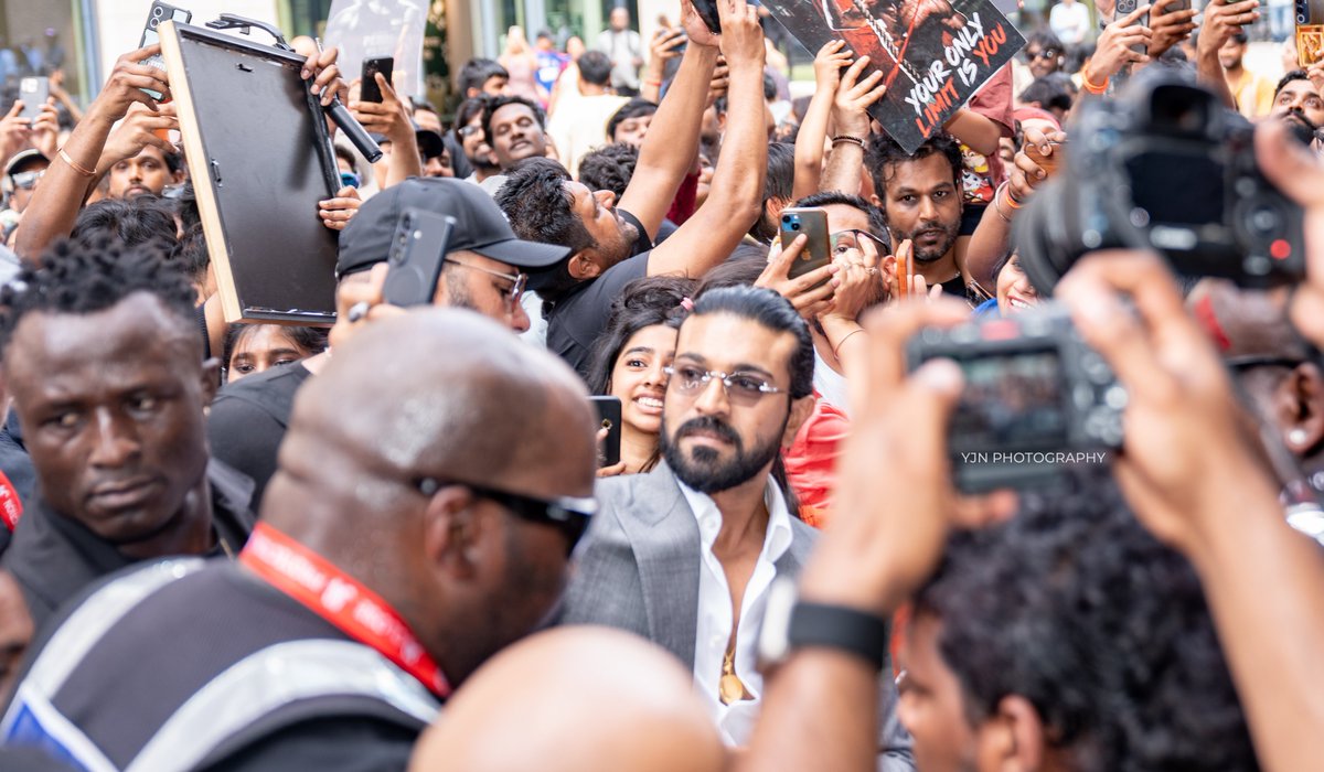 PrathyangiraOS's tweet photo. #PEDDI Glory Continues... ❤️

A Royal welcome for Mega Power Star @AlwaysRamCharan at Cineworld Hounslow, London 🔥

UK-Ireland by @PrathyangiraOS https://t.co/D7A6SmcWNh