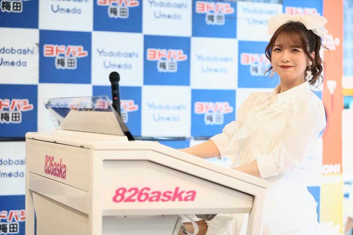 akiniko's tweet photo. @826aska_STAGEA @yodobashi_umed #あすかのらいぶ
askaちゃんインストアLIVEお疲れさまでした。
演奏中は雨が止んでて流石でした。
楽しい時間有難うございました！
askaちゃんとの撮影は実物可愛いすぎてキンチョーしますね😍 https://t.co/rm8LKDLIiP