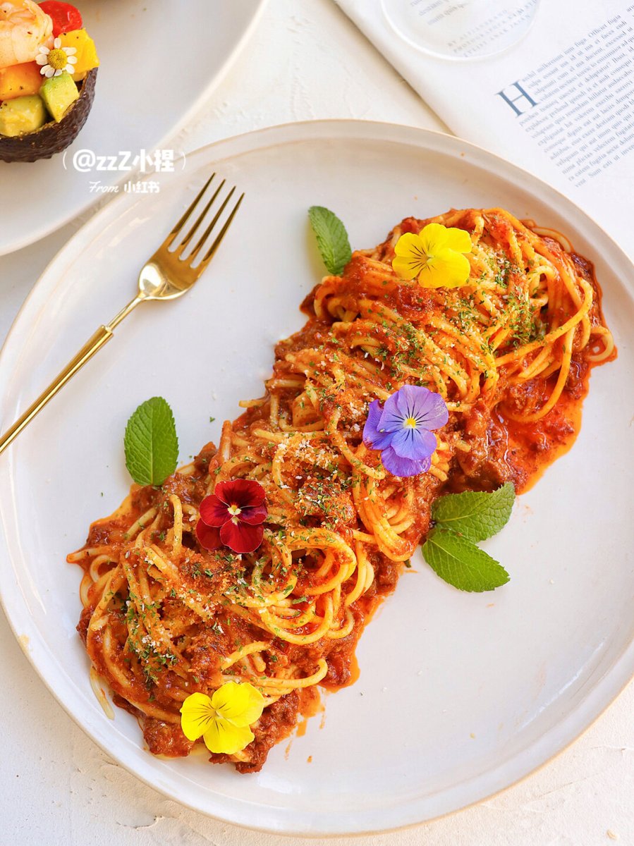 _HoldMyTweets_'s tweet photo. Sunny Saturday = a warm bowl of homemade tomato basil pasta  Simple, fresh, and pure happiness!， https://t.co/I4OFp8hBKG