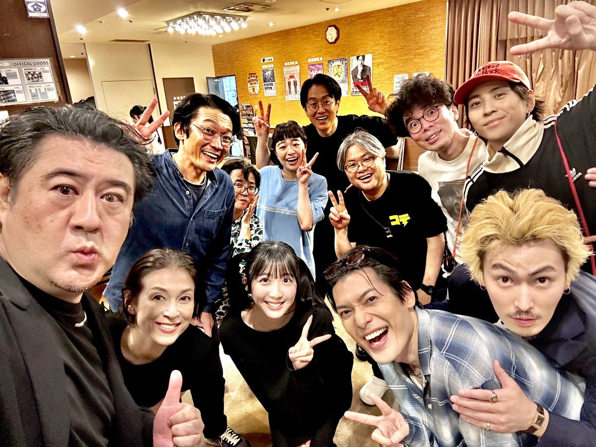 KOTEshinya's tweet photo. 舞台『#コテンペスト』@本多劇場
本日無事初日を終えました！
あたたかい拍手と奇妙な一体感で、初日らしい初日といったらアレなんですが😅カーテンコール...トリプル＆スタンディングオベーションまでいただいて😭
台風で足元の悪い中ご来場くださった皆様に心から感謝を🙇🏻‍♂️明日からも全力疾走だ！
#小手伸也 #片桐仁 #崎山つばさ #松田凌 
#AOI #井澤勇貴 #佐藤真弓 #土本燈子 #津村知与支 #久ヶ沢徹 #鈴木保奈美 #村上大樹