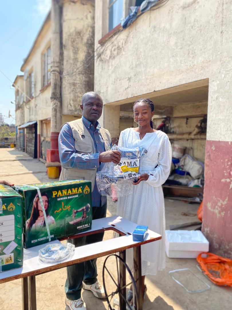 EmergenceESPlus's tweet photo. #Bukavu, Après formation, #ESPlus a procédé ce 26/06 à la Certification et remise des Kits de réinsertion professionnelle à 15 filles bénéficiaires du projet d'amélioration de l'information sur les #DSSR et #IST_SIDA ds le cadr du programme #PAMOJA de @Acted appuyé par @UEenRDC https://t.co/WfQYAEm4c6