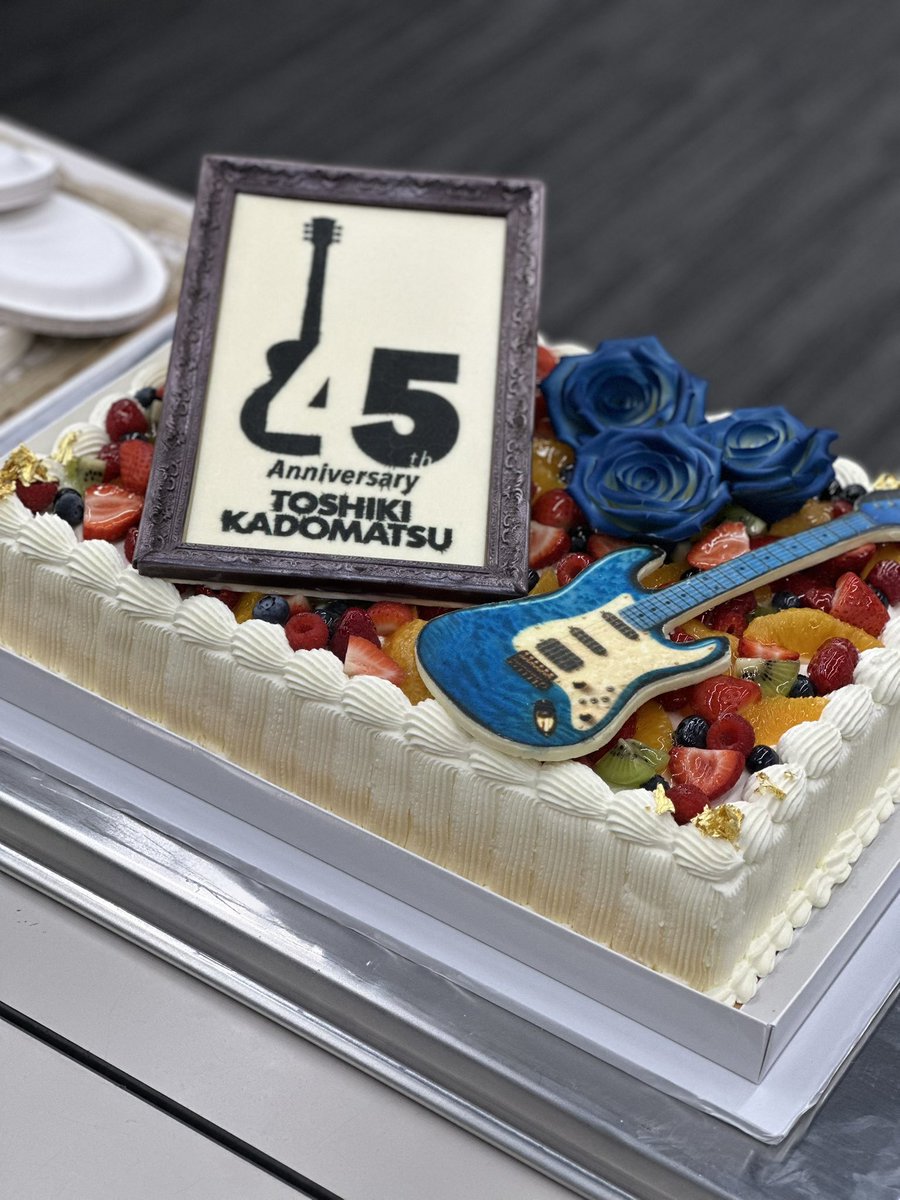 RieYoshizawa's tweet photo. TOSHIKI KADOMATSU
45th Anniversary Live

シークレットゲストとして
今回も呼んで頂いちゃいましたー😭✨

こんな素敵な行事にまた参加できるなんて。。
ネバゴナの時、不覚にも泣きそうになりました。
本当にすごいです角松さん🥲✨

35周年の時お腹にいた子は
今年10歳になります😭✨

角松さんの背中を追いかけて
まずはまた10年！！
私も精進します！！！

45周年誠におめでとう御座います🎊🎉㊗️

シークレットになっていたはずなのに
来るのを見越してお差し入れくださった皆さま凄すぎますw
ありがとうございました😭

#角松敏生 さん
