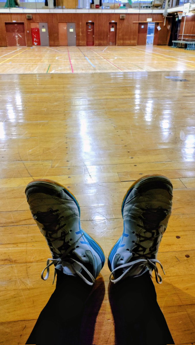 ky_no14's tweet photo. トップ合同練習終わり。膝に痛みはないけどリアクション反応が遅く無理な体勢になることを頭がためらってしまう。まずはここを改善しないといけない。サボらずジムトレしてたので筋肉や体力の衰えはなし。ここから蹴る頻度上げて早く復活したいんだ。
#四十路フットサラー
#前十字靭帯損傷からの復活 https://t.co/8c8XD8SGRx