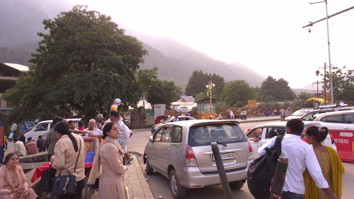 vegrolled's tweet photo. Market in #Pahalgam, Kashmir. https://t.co/E7QtcOGcPI