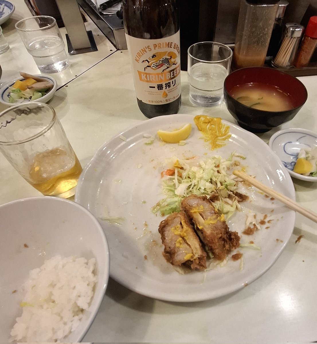 ep1king's tweet photo. パワーランチ😋
創業昭和三十七年 有楽町一筋
#とんかつあけぼの 千代田区有楽町
ロースカツ定食+ビール中瓶(キリン一番搾り)～🐷🍚🍺
#東京交通会館 #とんかつ百名店 #有楽町グルメ https://t.co/y7OMjxeCkR