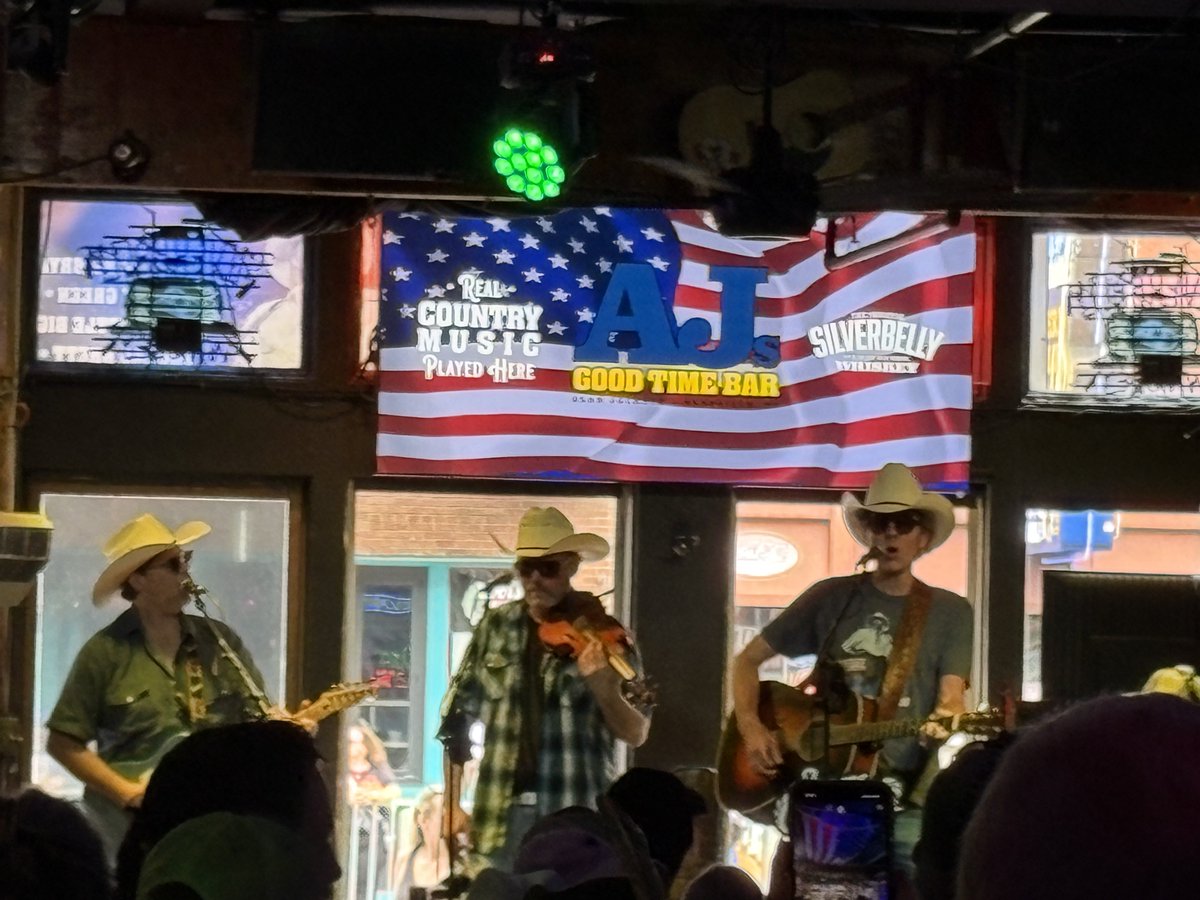 TonyGJr's tweet photo. @alanjackson  great time at AJ’s Good Time Bar #alanjackson #lastcall https://t.co/cdje5cJ0LH