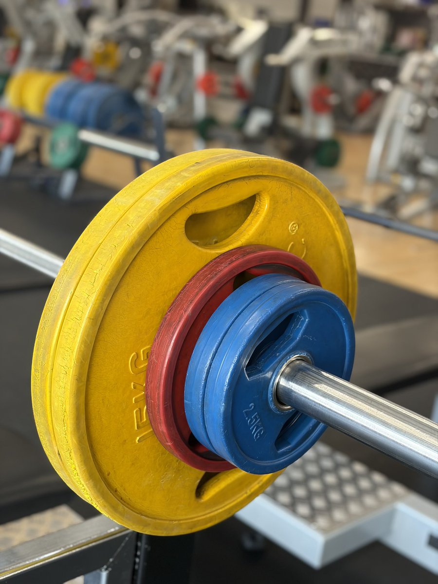pilcq's tweet photo. Lahdessa on värikkäitä painoja… 💪🏋️ …nuorimmainen Goat Gym:llä pomppimassa, niin etsin salin lähistöltä… https://t.co/UhPEYPPr9R