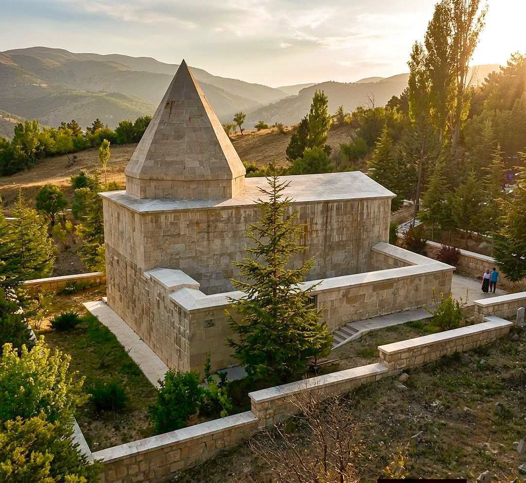 dengilenadam's tweet photo. Karamanoğlu Mehmet Bey'in Kabri - Balkusan Köyü / ERMENEK https://t.co/NETflmEZI0