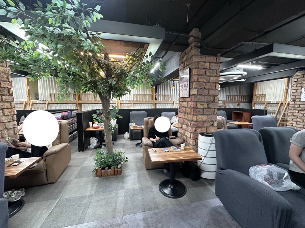 Ham39Sick's tweet photo. 건대 24시 만화책방 ㅈㄴ좋다....
걍 외부음식 가져와서 먹어도 됨 
근데 너무 조용해서 마이린 빙의해서 엄마몰래먹방하기 찍어야됨 https://t.co/aXpHXILYT5