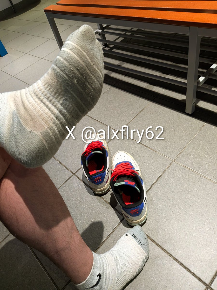alxflry62's tweet photo. Bons ieps π¦Ά pour bons clebs πΆ
#cho7 #kiffeur #kiffeurcho7 #socks #usedsock #usedsocks #chaussettesblanches #sport #lockerroom #sneakers #whitesocks #socksfetish #fetish #sweatysocks #dirtysocks https://t.co/J6WFchV1cl