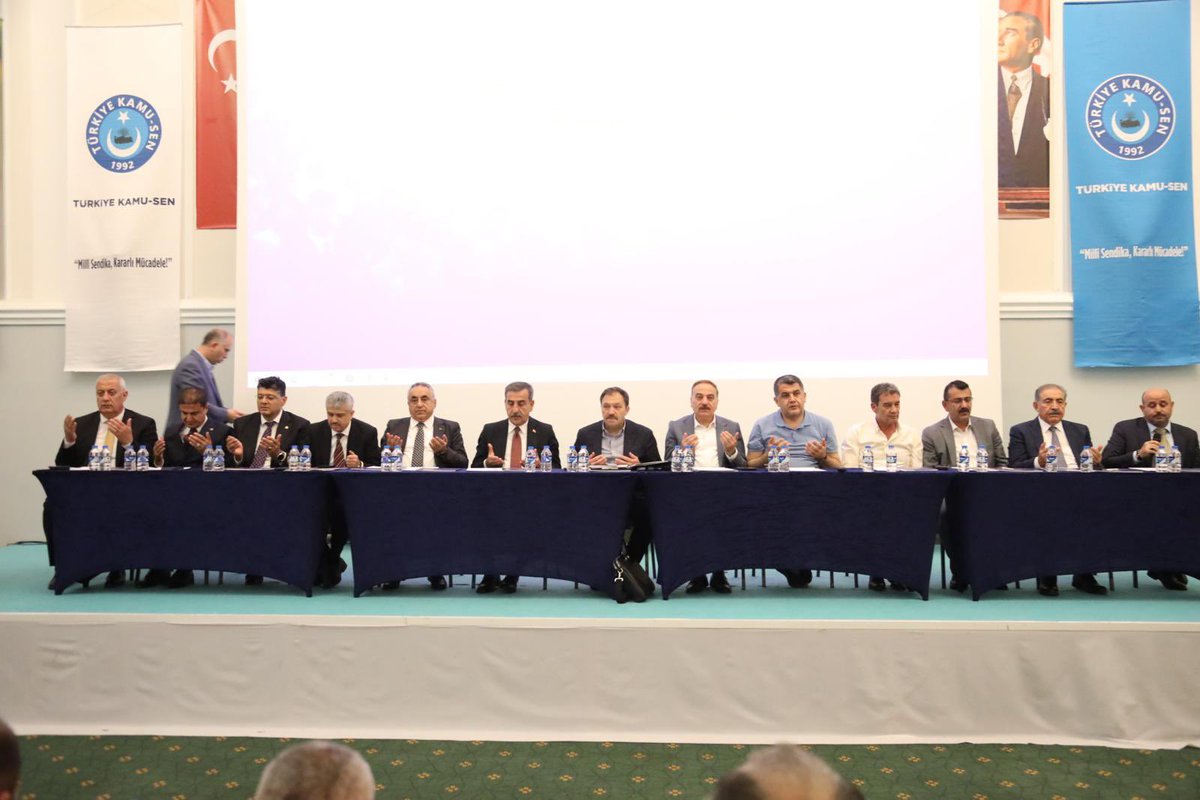 sdolgun01's tweet photo. Konfederasyonumuzun kuruluşunun 34. yılı münasebetiyle, sendikalarımızın Genel Başkanları ve Genel Merkez yöneticilerimizle birlikte istişare toplantımızı gerçekleştirdik.

Toplantımızda önümüzdeki dönemde Türkiye Kamu-Sen’in yol haritasını ve politikalarını belirlemeye yönelik verimli değerlendirmelerde bulunduk; teşkilatımızdan gelen fikir, öneri ve düşünceleri kapsamlı şekilde ele aldık.

Türkiye Kamu-Sen olarak, bugüne kadar olduğu gibi bundan sonra da kamu çalışanlarımızın sorunlarının çözümü, haklarının korunması ve beklentilerinin karşılanması noktasında hem masada hem sahada üzerimize düşen sorumluluğu kararlılıkla yerine getirmeye devam edeceğiz.

İstişare toplantımızın ardından Türkiye Kamu-Sen heyeti olarak vatan sevdalısı ülkücü şehitlerimizin anısına yapılan Ülkücü Şehitler Anıtını ziyaret ederek ruhlarına Fatihalar gönderdik.

34 yıllık mücadelemizden aldığımız güçle, birlik ve dayanışma içerisinde yolumuza aynı azim ve inançla devam ediyoruz.
Var olsun Türkiye Kamu-Sen.