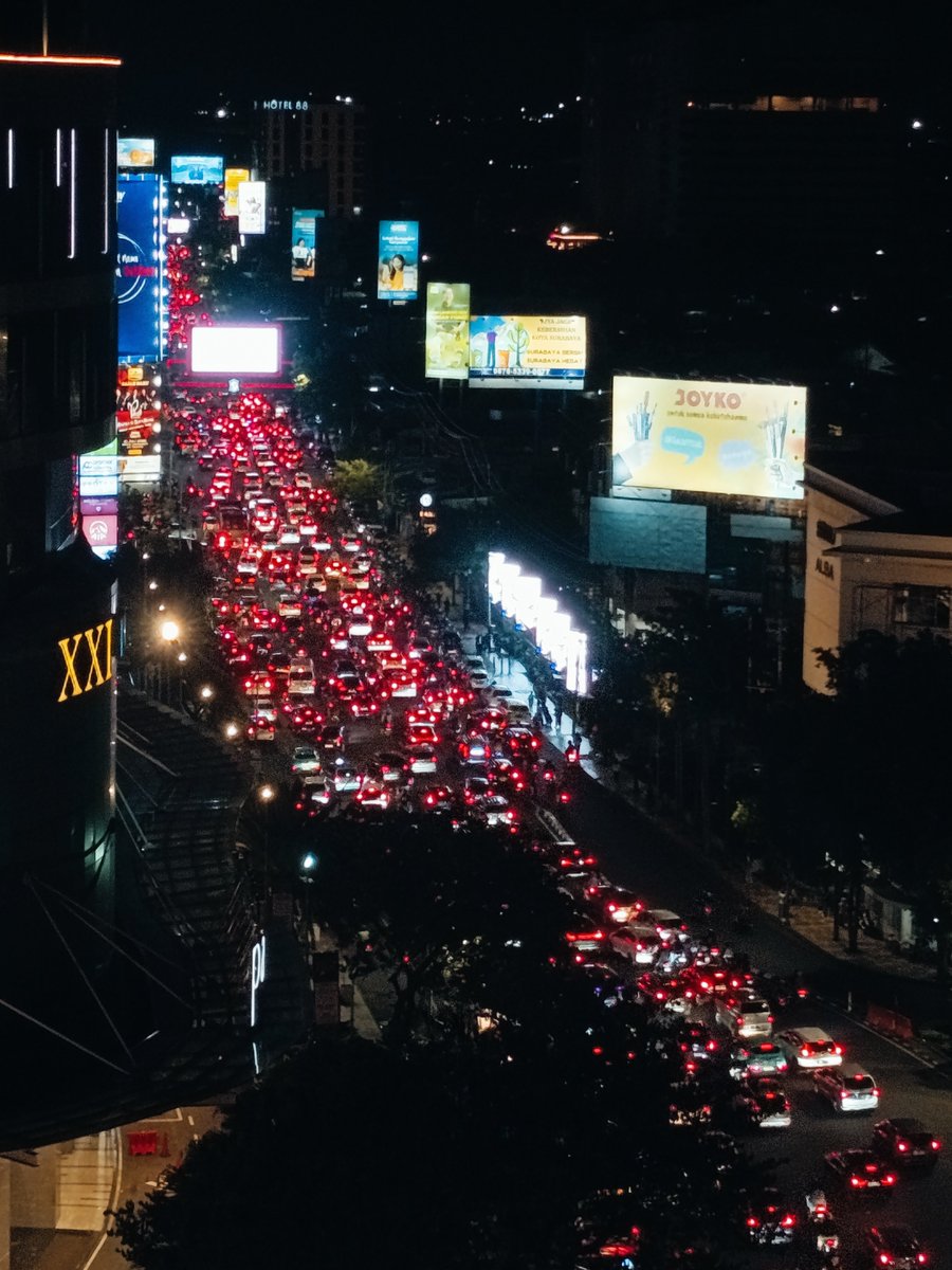 calcicalemon's tweet photo. nih surabya macet bngt knp yah? https://t.co/q49DHbXlHu