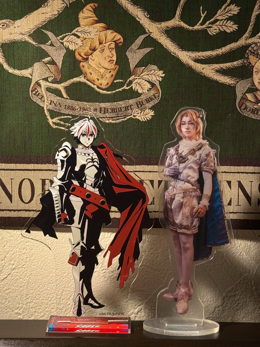 chocobontail's tweet photo. ラグコス不参加のためアクスタとぬいで遊んでいるのですが、
あらたさんリチャードの隣合いすぎて助けてほしい https://t.co/oXqxt68aif