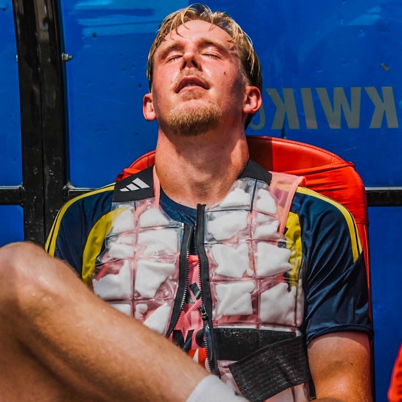 eurofootcom's tweet photo. 🇸🇪🥵 The Sweden team have been using special ice vests during training to combat the heat. 🧊 https://t.co/uNuwiYt2Uv