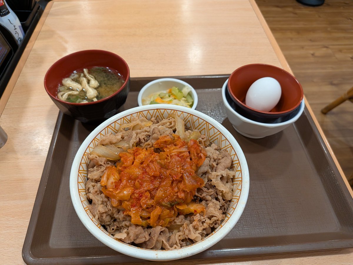 takelemon43's tweet photo. 今日もすき家かよ！
でも、徳永英明の夢を信じてのジャズヴァージョンがながれてて、高級店で食べてる気分🤣 https://t.co/aH9vG1PWcz