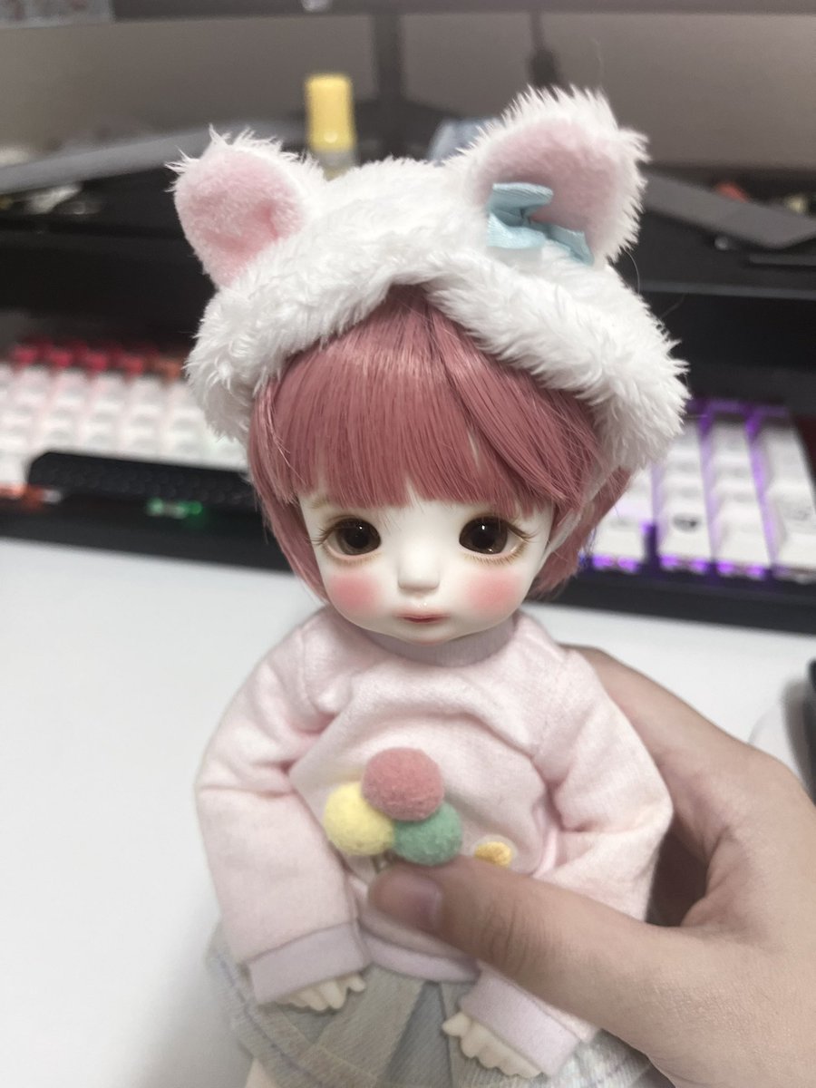 ogu899's tweet photo. #인덕
새로운 뉴페 아요!! 
아요를 드디어ㅜ 갖게 되었어요!

너무 기엽됴!
요 사진 속 옷과 안구는 다 크림이 꺼였는데
다 뺏어서 입혀줬어요

현재는 다시 크림이한테 안구 끼워줘서
아요 안구를 14mm로 다시 시켜뒀슴니당
가발두 같이! https://t.co/L49Oqo3zIi