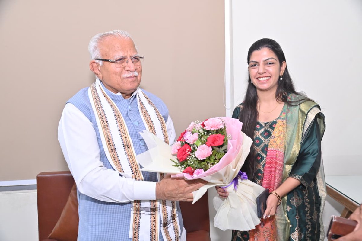 mlkhattar's tweet photo. करनाल की होनहार बेटी अनन्या राणा को संघ लोक सेवा आयोग (यूपीएससी) सिविल सेवा परीक्षा 2025 में अखिल भारतीय 60वीं रैंक प्राप्त कर भारतीय प्रशासनिक सेवा (IAS) के लिए चयनित होने पर हार्दिक बधाई एवं शुभकामनाएँ।

आपकी यह उल्लेखनीय उपलब्धि करनाल के युवाओं के लिए प्रेरणास्रोत है। विश्वास है कि आप अपनी प्रतिभा, समर्पण और संवेदनशील कार्यशैली से राष्ट्र निर्माण एवं जनसेवा में महत्वपूर्ण योगदान देंगी।

उज्ज्वल एवं सफल प्रशासनिक जीवन के लिए अनंत शुभकामनाएँ।