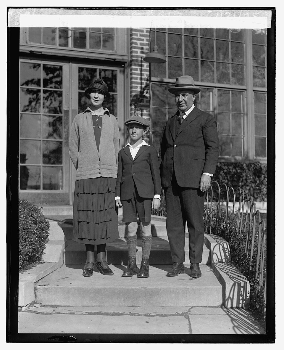 gaunadiego2001's tweet photo. Eusebio Ayala y su familia en Europa año 1925. https://t.co/EOr95lV5T8