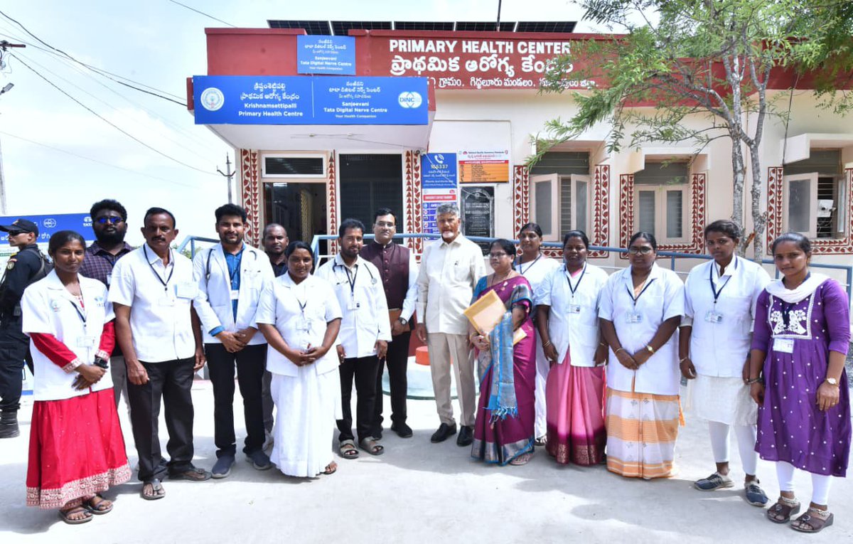 AndhraPradeshCM's tweet photo. గిద్దలూరు నియోజకవర్గం, కృష్ణంశెట్టిపల్లెలోని ప్రాథమిక ఆరోగ్య కేంద్రాన్ని గౌరవ ముఖ్యమంత్రి శ్రీ నారా చంద్రబాబు నాయుడు  సందర్శించి సంజీవని కార్యక్రమాన్ని ప్రారంభించారు. ఆసుపత్రిలో అక్కడ అందుతోన్న వైద్య సేవలను సమీక్షించిన తర్వాత  రోగులతో మాట్లాడి వారి ఆరోగ్య పరిస్థితి, అందుతోన్న చికిత్సలపై వారి అభిప్రాయాలను తెలుసుకున్నారు. పీహెచ్‌సీ ద్వారా అందిస్తున్న ఔట్‌ పేషెంట్ సేవలు, మాతా-శిశు ఆరోగ్య కార్యక్రమాలు, బాలికల ఆరోగ్య సంరక్షణ అవగాహన కార్యక్రమాలపై డాక్టర్ పునూరు శ్రీధర్ రెడ్డి వివరించారు. అనంతరం వ్యాధుల స్క్రీనింగ్, ఔషధాలు, నిర్ధారణ పరీక్షల అందుబాటు వంటి వాటిపై చర్చించారు. ప్రాథమిక ఆరోగ్య కేంద్రంలోని రిజిస్ట్రేషన్ విభాగం, వైద్యుల కన్సల్టేషన్ గదులు, స్టాఫ్ నర్స్ సేవల కేంద్రం, ల్యాబ్, ఫార్మసీ, కౌన్సెలింగ్, ఫాలోఅప్ వ్యవస్థలను సీఎం పరిశీలించారు.
#Sanjeevani 
#IdhiManchiPrabhutvam 
#AndhraPradesh