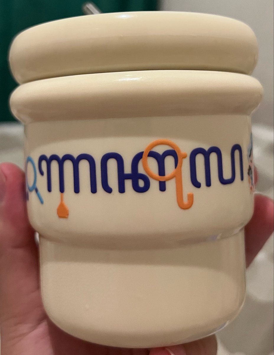 Cherlybellee's tweet photo. Perbincangan faedah anak dan mama malam ini..

👧🏻: ma, masih bs baca “honocoroko” ga? Coba baca ini *ksh tunjuk cimit cup*

👩🏻: *baca* MA..NUK? Itu yg kuning kayak pegangan payung “suku” ta atau cuma hiasan?

👧🏻: hah manuk? BUKAANN MAA 😭🤣 *ngakak bareng* iya itu “suku” tp kyk dihias.
Itu yg terakhir “LA” bukan “KA” 😭 trus yang depan itu “NA” bukan “MA”..
waaa wes lali kabeh iki, kebolak-balek..

👩🏻: ohh MA..NU..LA ya? “NA” dari mana? Kok kayak “MA” ituu kakinya empat

👧🏻: ITUUU YG DEPAN “NA” MAAA 😭 malah dibaca manula 😫😭
trus ituu yang “KA” nya di tengah ada “suku” warna kuning jadi “KU”

👩🏻: (masih ngeyel) itu hiasan kan yg bulet kuning ga bisa dibaca..

👧🏻: haduuhhhh ma 😩😩😭😭 ituu “KU” coba dibaca lagi yg lengkap sekarang.. yang depan “NA” lho yaa..

👩🏻: NA..KU..LA? Nakula? tp kok itu “NA ya bukan “MA” (masih ga terima itu “NA” wkwkwk)

👧🏻: IYAAA NAKULA 😫😫😭😭 trus ini coba baca lanjutannya (masih berlanjut)

👩🏻: ohh itu ada taling berarti Na..Le..Ra?

👩🏻: wihh keren bisa baca yg inii.. itu Nalendra ma~ jadi bukan manuk ato manula 😭🤣🤣 hahaaha

———THE END———

Bengek bangett 😭😭😭
Otsu mamaaa! 🫶🏻✨