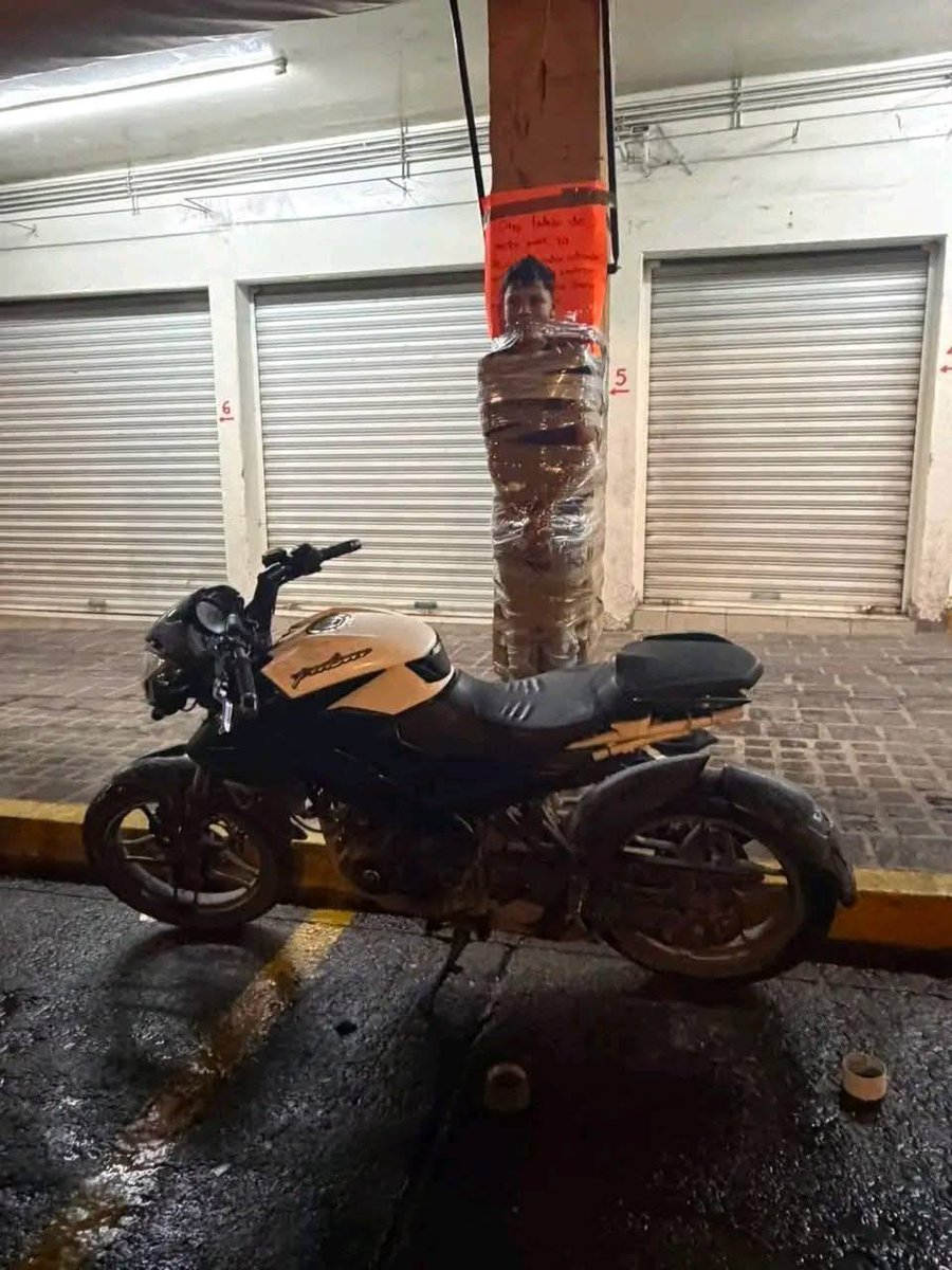 nexta_tv's tweet photo. 🦇 Mexico Has Its Own Batman

In the city of Lagos de Moreno, an unidentified vigilante has declared war on motorcycle thieves. He catches suspected thieves, duct-tapes them to utility poles, and leaves warning notes for others.

Police have already opened investigations into at least five such incidents.

Authorities, however, don't see him as a superhero. The tied-up men have been officially classified as assault victims, while the self-styled "Batman" is now wanted by police.