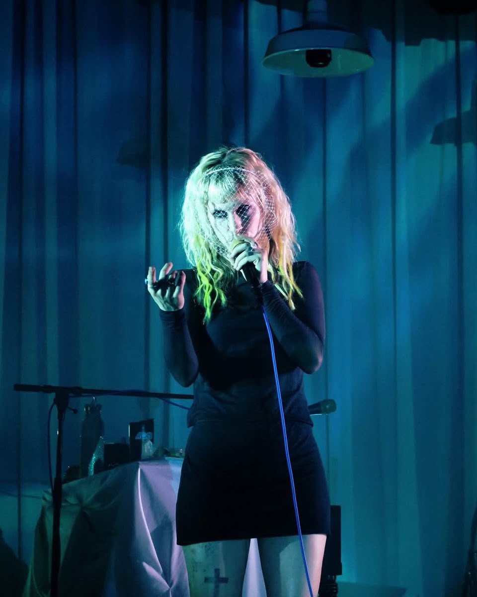 yelyahdaze's tweet photo. black just might be her color 🖤 https://t.co/nkVpfA2srJ