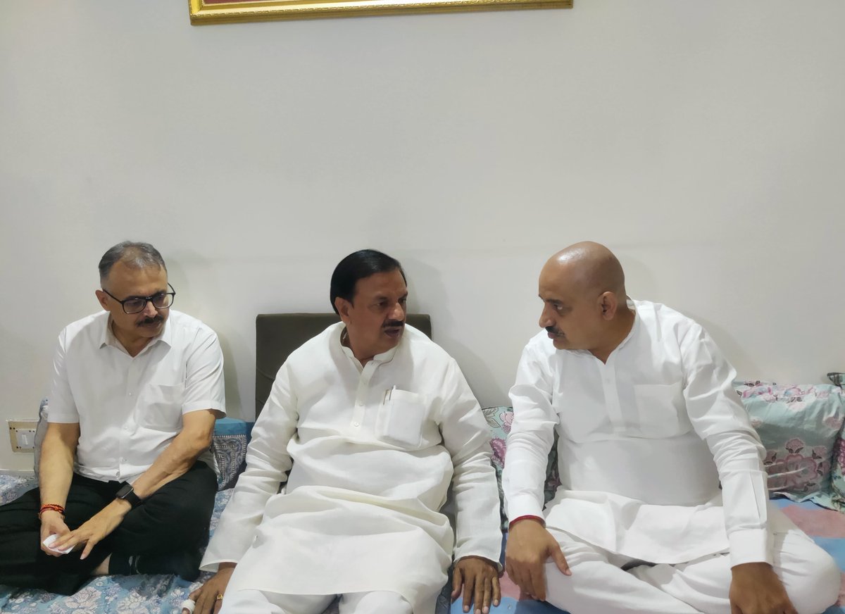 dr_maheshsharma's tweet photo. पूर्व जिला उपाध्यक्ष श्री मनीष शर्मा जी के पूज्य पिताश्री स्वर्गीय श्री सुरेश चंद्र शर्मा जी के निधन का दुःखद समाचार प्राप्त होने पर उनके आवास पहुँचकर शोक व्यक्त किया तथा शोकाकुल परिजनों से भेंट कर अपनी संवेदनाएँ प्रकट की।

ईश्वर से प्रार्थना है कि दिवंगत पुण्यात्मा को अपने श्रीचरणों में स्थान प्रदान करें तथा शोक संतप्त परिवार को इस अपार दुःख को सहन करने की शक्ति एवं संबल प्रदान करें।

ॐ शांति।