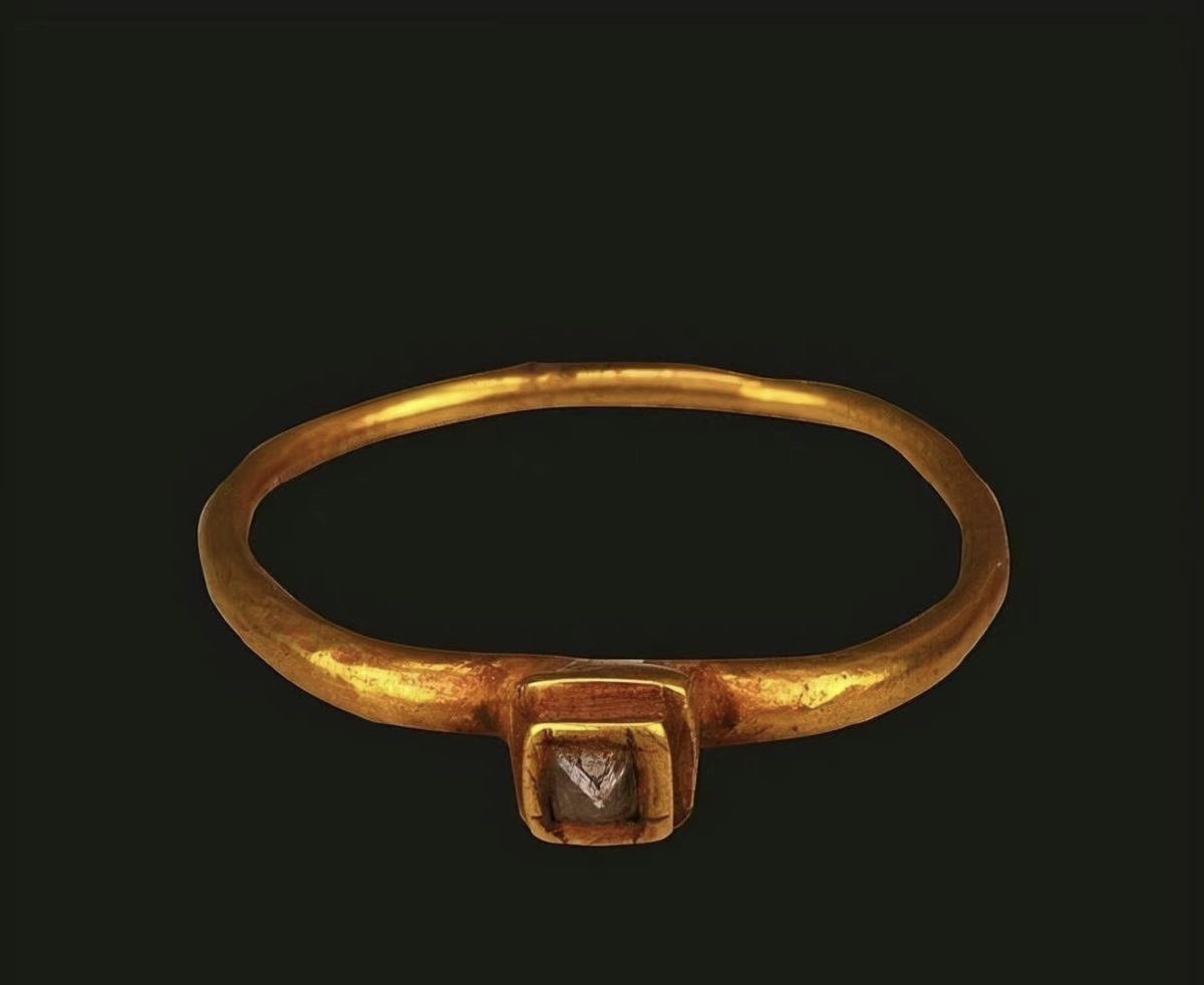 SpringSongG's tweet photo. The oldest diamond ring found in China can be traced back to about 1,700 years ago. The diamond was brought to China from India via the Silk Road. It is a pyramid-shaped diamond set in gold. https://t.co/gvNKbpGvoo