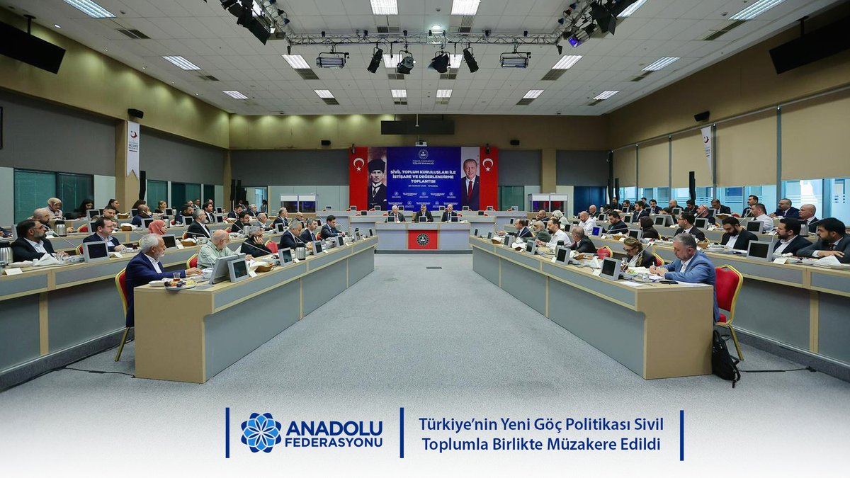 anadolufdrsyn's tweet photo. T.C. İçişleri Bakanlığı tarafından düzenlenen istişare toplantısında sivil toplumun sahadaki deneyimleri dinlendi. Anadolu Federasyonu Başkanı Turgay Aldemir göçün bir imkâna dönüştürülmesi için hazırlanan stratejik raporu paylaştı.

Detaylar:
https://t.co/zcMSsezQZ0 https://t.co/9ktwVDTTuL